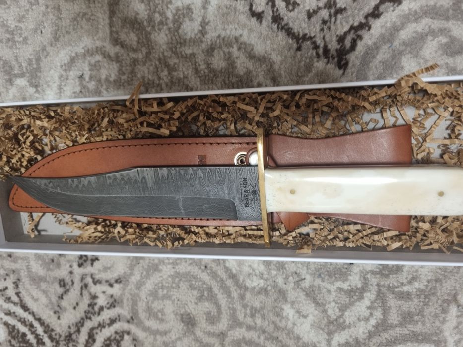 Vând cutit bear&son pentru vânătoare din otel de damasc