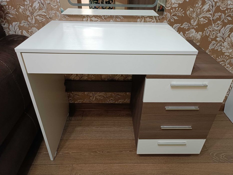 Продам туалетный столик