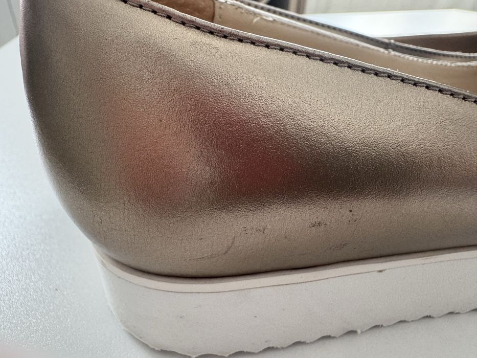 Balerini aurii cu talpa alba