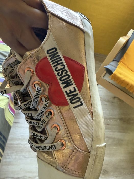 Оригинални сникърси Москино.