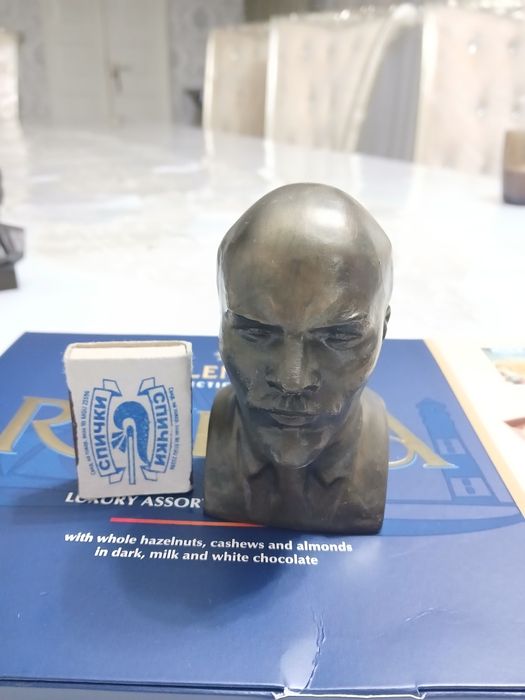 Металический бронзвий бюст ленина