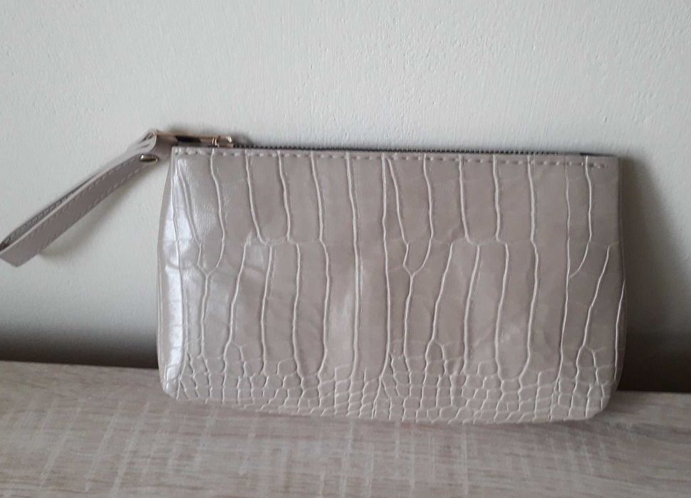 Нова малка бежова чанта