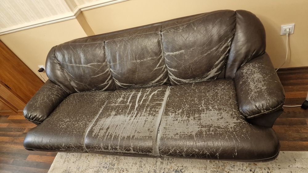 Продавам 2 дивана и едно кресло!