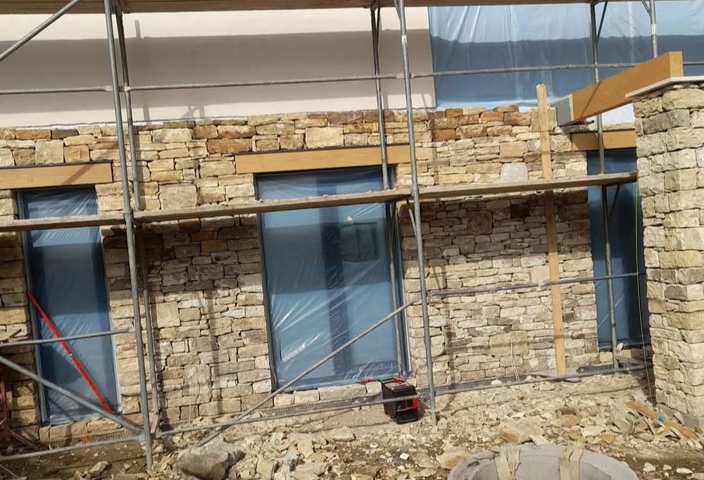 Vând piatră cioplită ideală pt fațade, garduri, beciuri, etc.