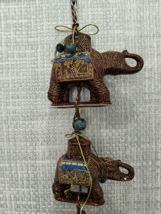 Продается сувенир слоны