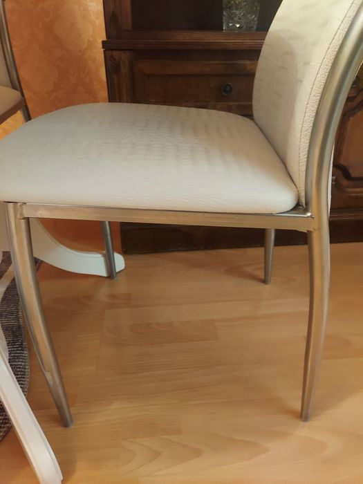 Продаю 4 белых стула