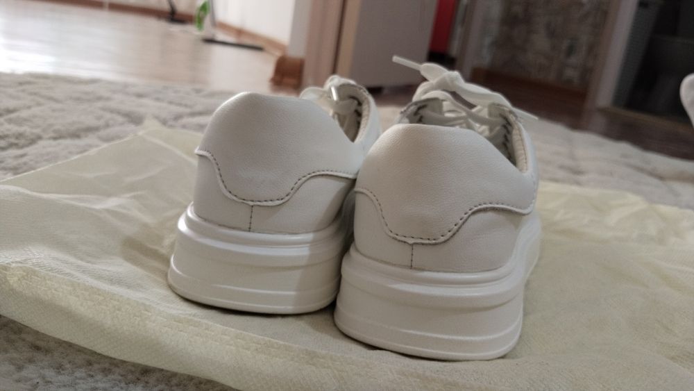 Продам белые кроссовки