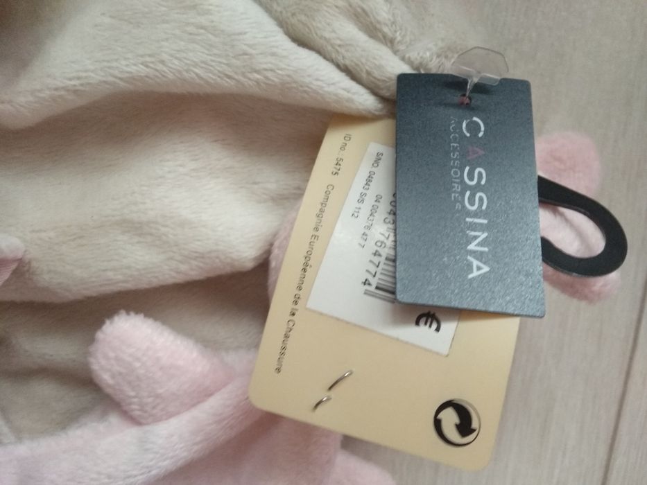 Нови шапка и играчка