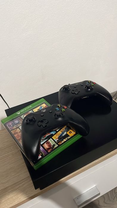 Xbox One X 1TB cu 2 controllere si 1 joc