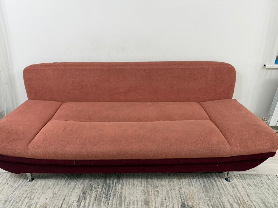 Продам розовый диван