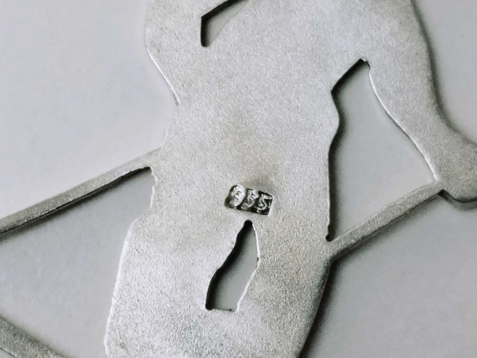 Insigna sportiva argint 935 schior cu email albastru .