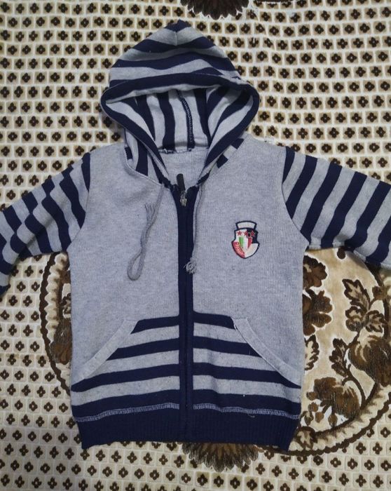 Продам осеннюю кофту для мальчиков.На 3,4 годика