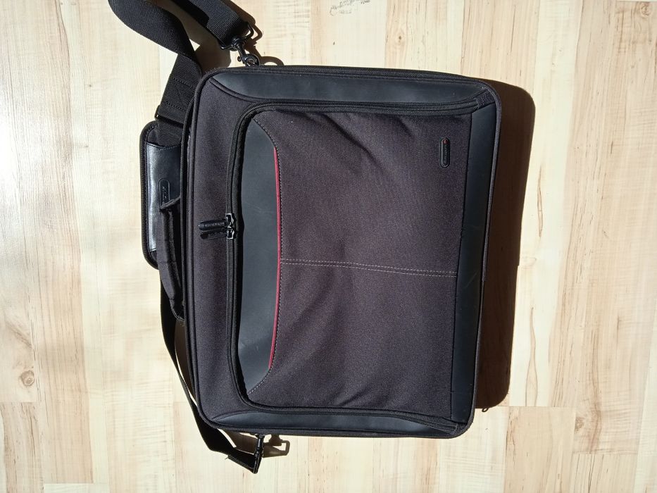 Laptop Toshiba satellite   + geanta targus bussines in stare perfecta  30 de bucati