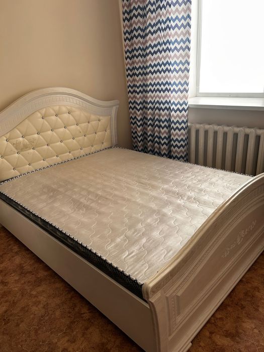 кровать белого цвета
