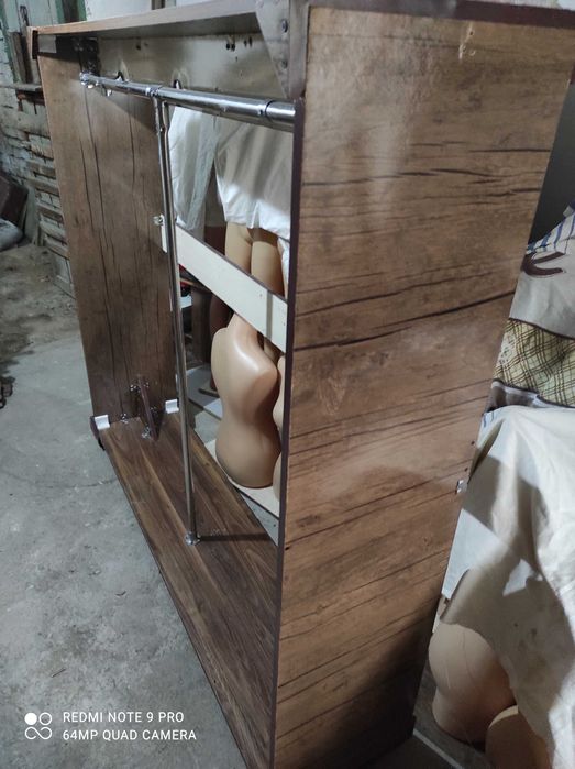 Вешалка на колесах для торговли