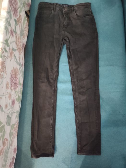 Няколко чифта дамски дънки и панталони