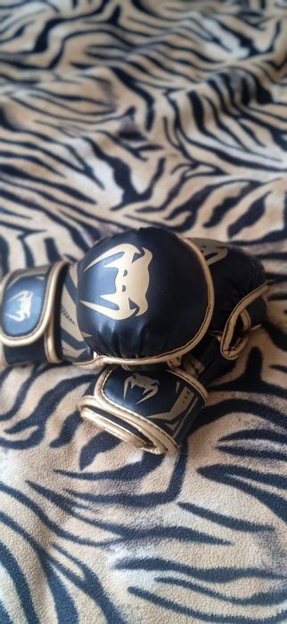 перчатки.      за 5тысяч тенге