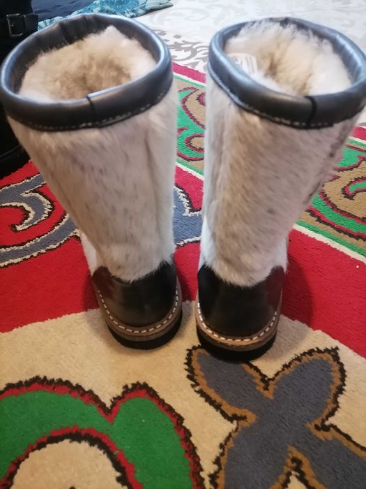 продаются женские унты