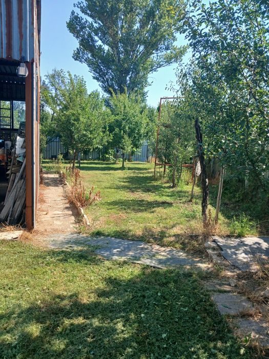 Имот в град Батановци,ток ,вода ,голям гараж 120кв и малка сграда!