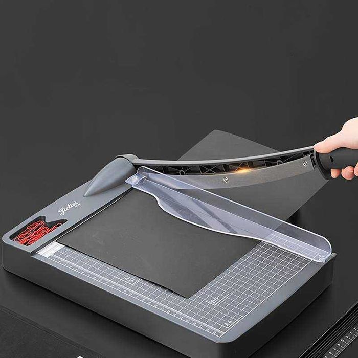 Гилотина-уред за прецизно рязане на хартия, документи, снимки, картини