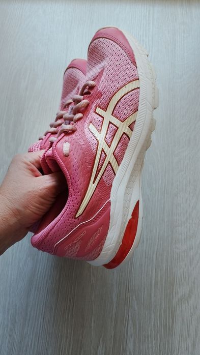 Asics mărimea 38