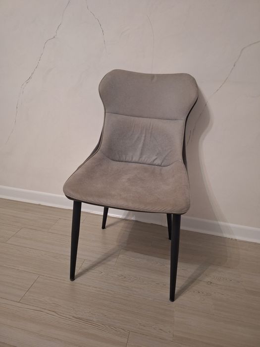 Стулья бежевые и серые