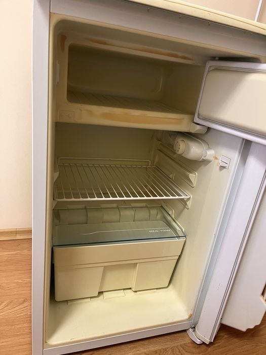 Малък хладилник Crown 76 литра