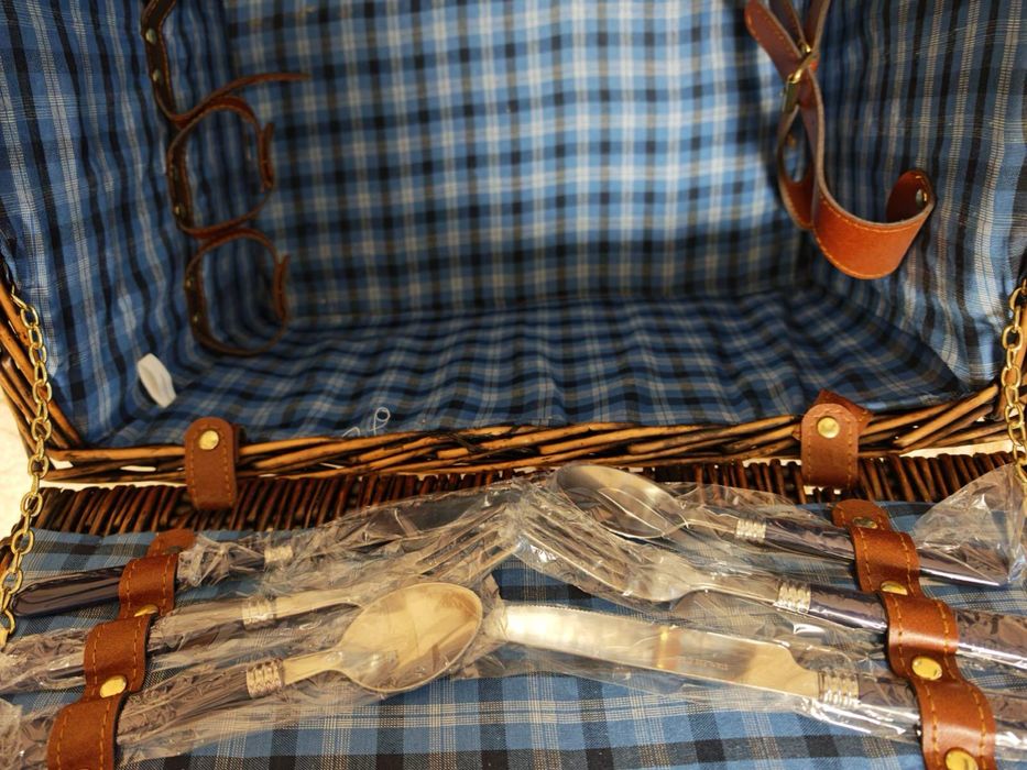 Кошница за пикник за 4 ма ( чисто нова )