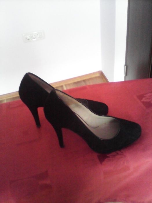 Vând pantofi eleganți nr.37