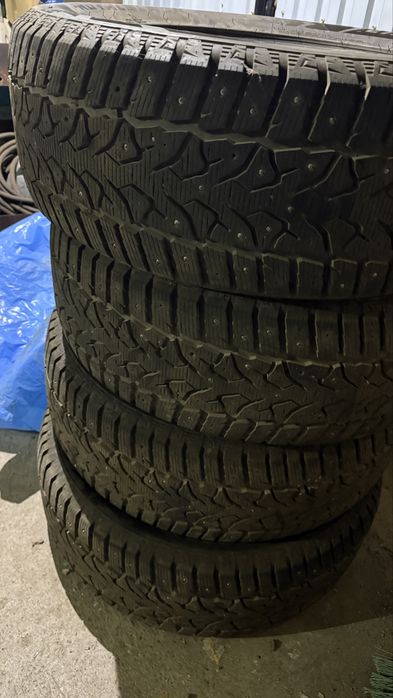 8 шин, 4 с дисками комплект.