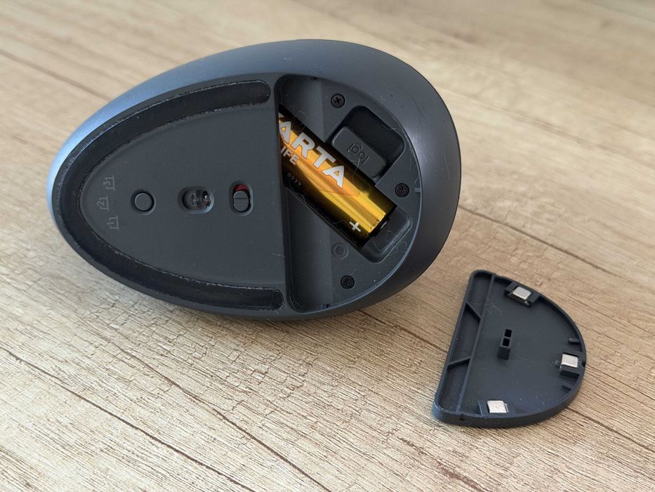 Logitech Lift Vertical – Ергономична мишка (Graphite)