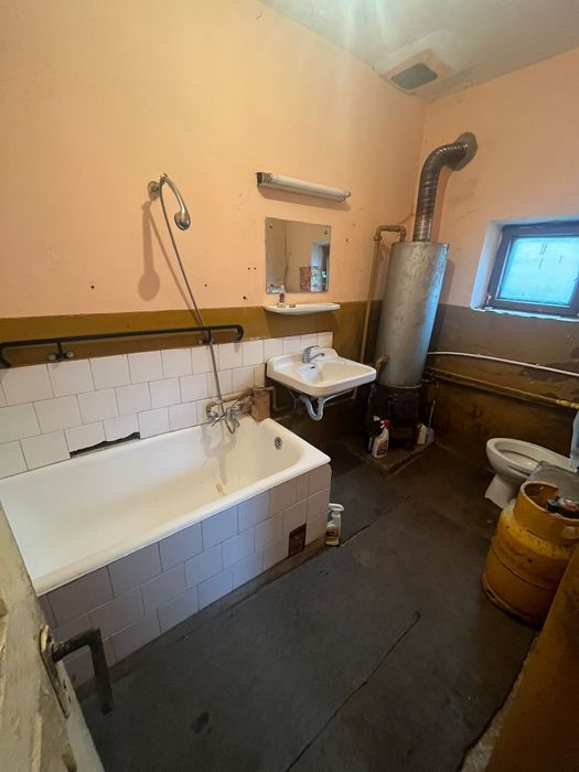 Vand Casa Batraneasca La 20 Km De Rm. Valcea(Bunesti)