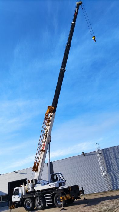 Inchiriez camion cu macara