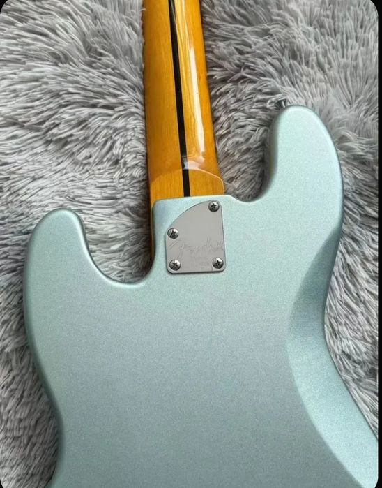 Бас гитара 5 струнная Фендер