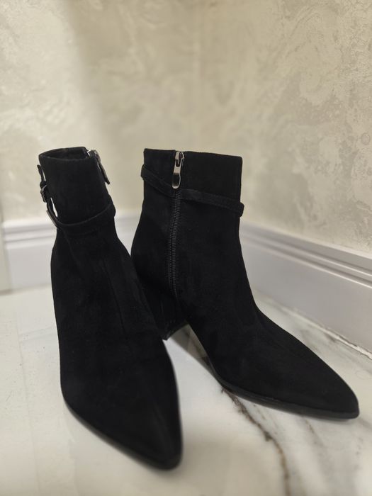 Сапоги замшевые на каблуке.