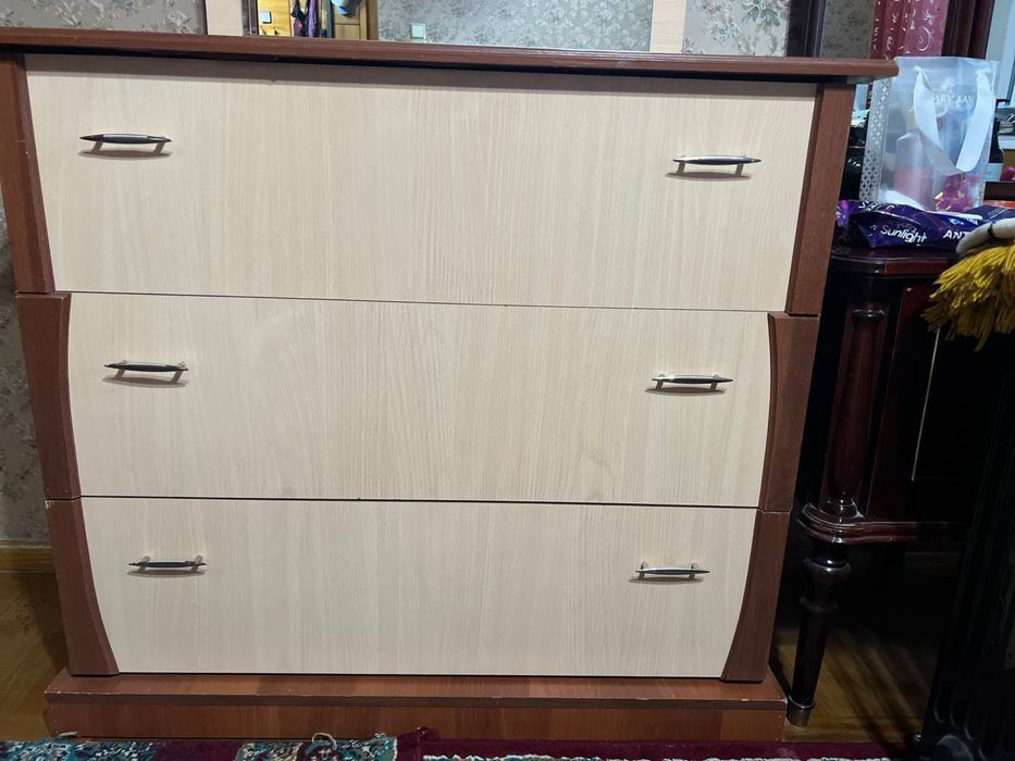 Стулья, ковры, камоды