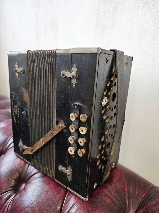 Антикварна хармоника в перфектно за годините състояние