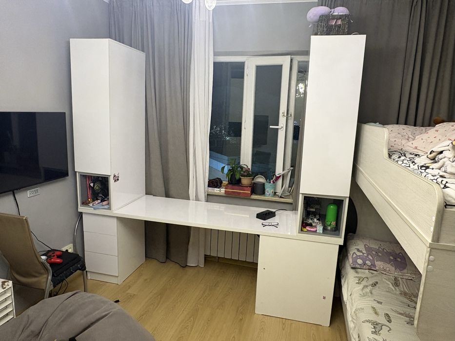 Стол с шкафчиками