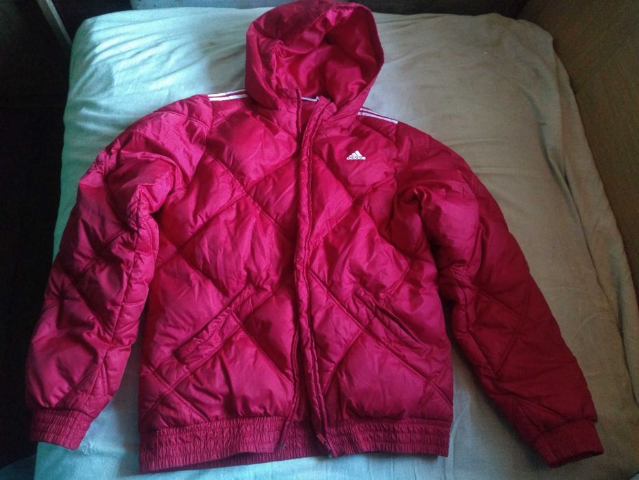 Geaca Adidas ORIGINALA rosie foarte calduroasa.