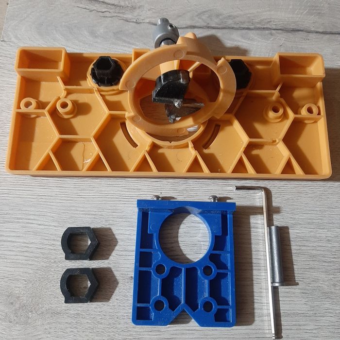 Шаблон для установки мебельных петель.