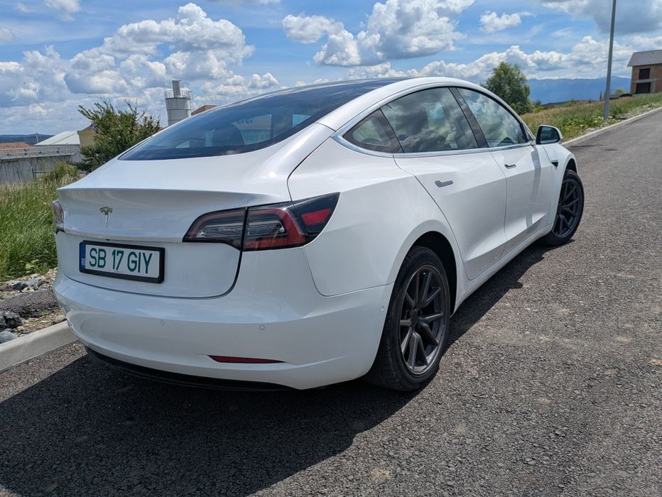 TESLA Model 3 2020 — imagine 5