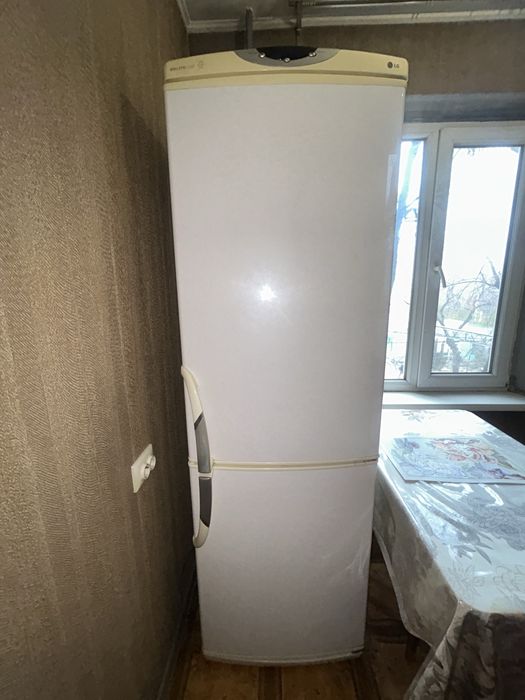 Двухкамерный холодильник LG.