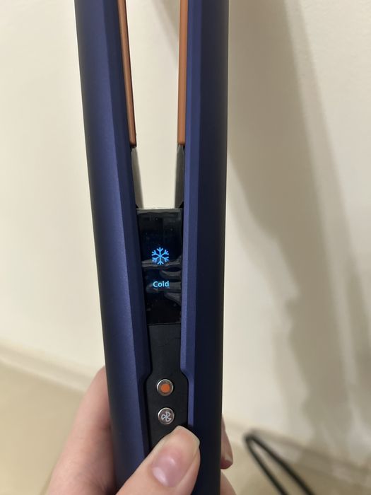 Dyson airstrait