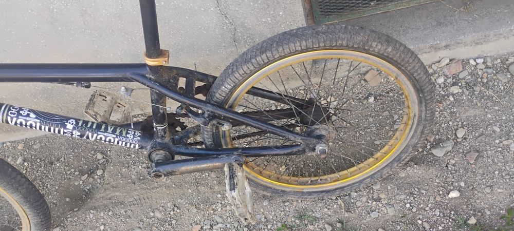 Vând BMX negru stare buna