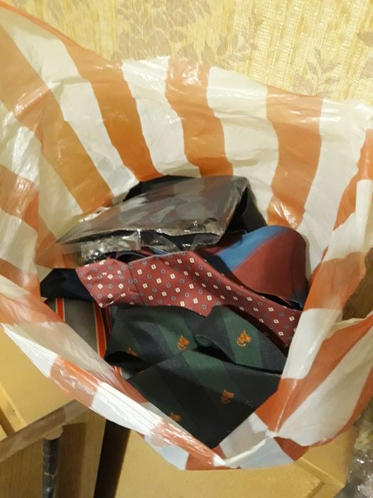14 вратовръзки, някои нови, други ползвани