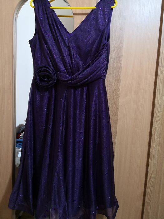 Vand rochii ,bluza, trenci în stare foarte bună.
