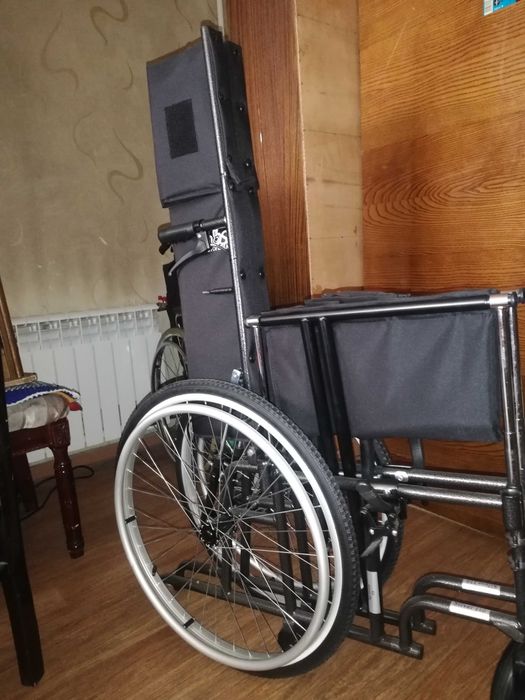 Коляска для инвалидов с высокой спинкой