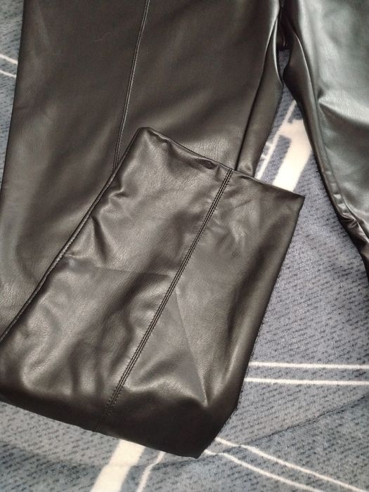 Pantaloni imitație piele superbi de la Comma