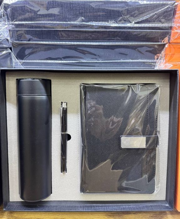 Подарочный набор с термосом, ручкой и блокнотом