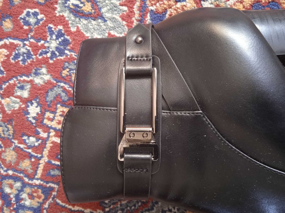 Дамски черни боти с цип